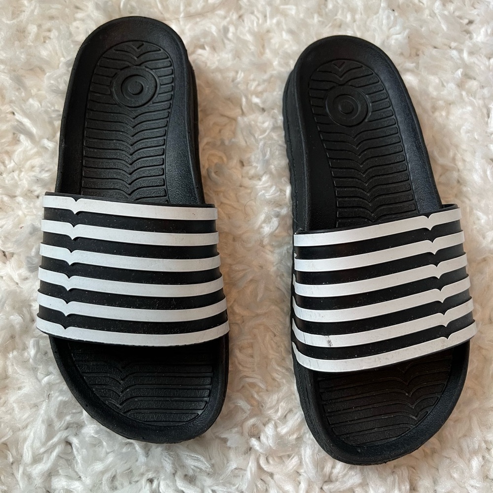Hunter for Target Black and White Striped Slides Size 4